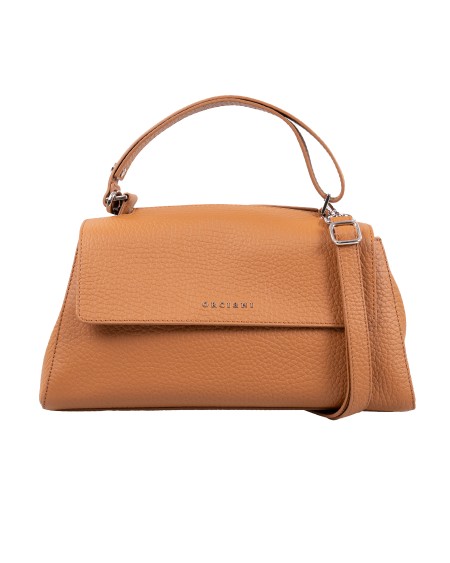 Shop ORCIANI  Borsa: Orciani borsa Sveva Longuette Sense in pelle con tracolla.
Dimensioni: 34cm x 18cm x 14cm.
Tre tasche interne, di cui una con zip.
Chiusura con patta con bottone magnetico.
Apertura a scomparsa sulla parte alta della patta, tracolla di servizio regolabile e rimovibile.
Dettagli in pelle martellata, finitura palladio.
Composizione: 100% Pelle.
Fabbricata in Italia.. B02159 SOF-CUOIO